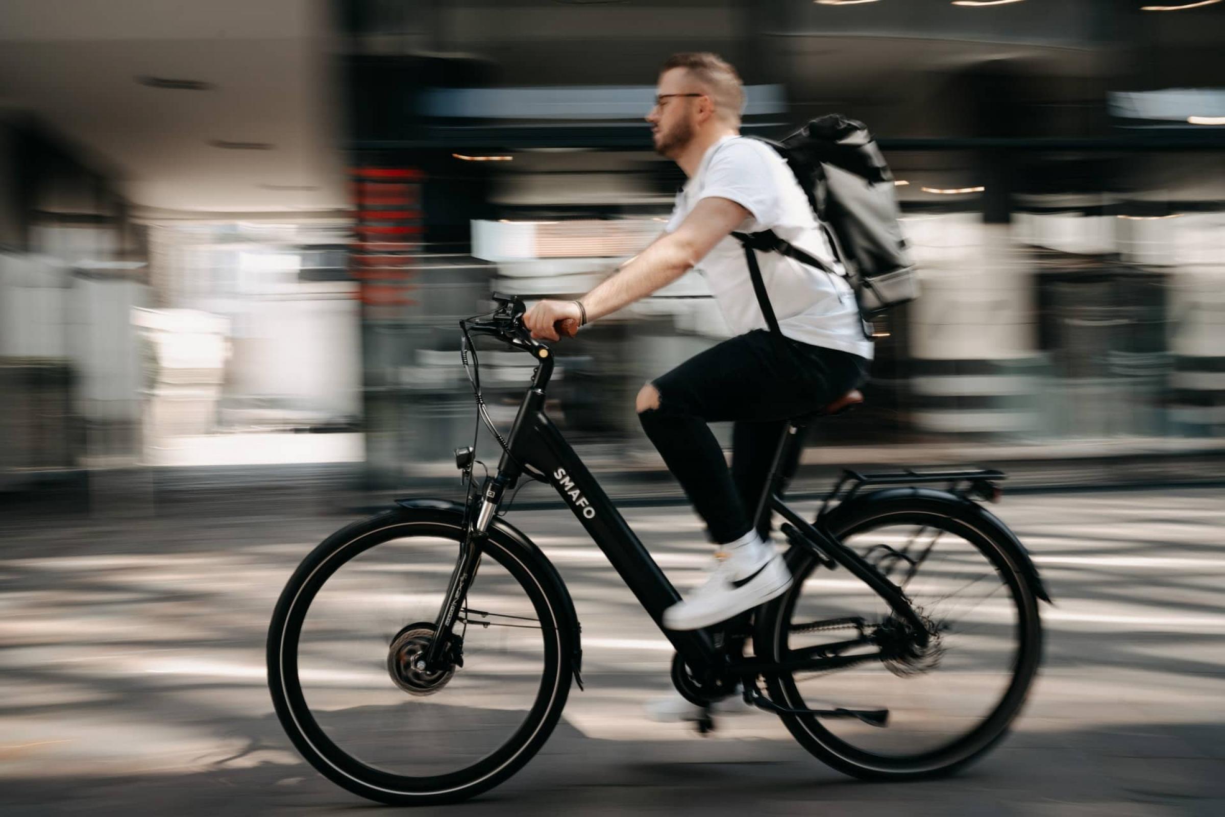 E bike connector for bicycles charging